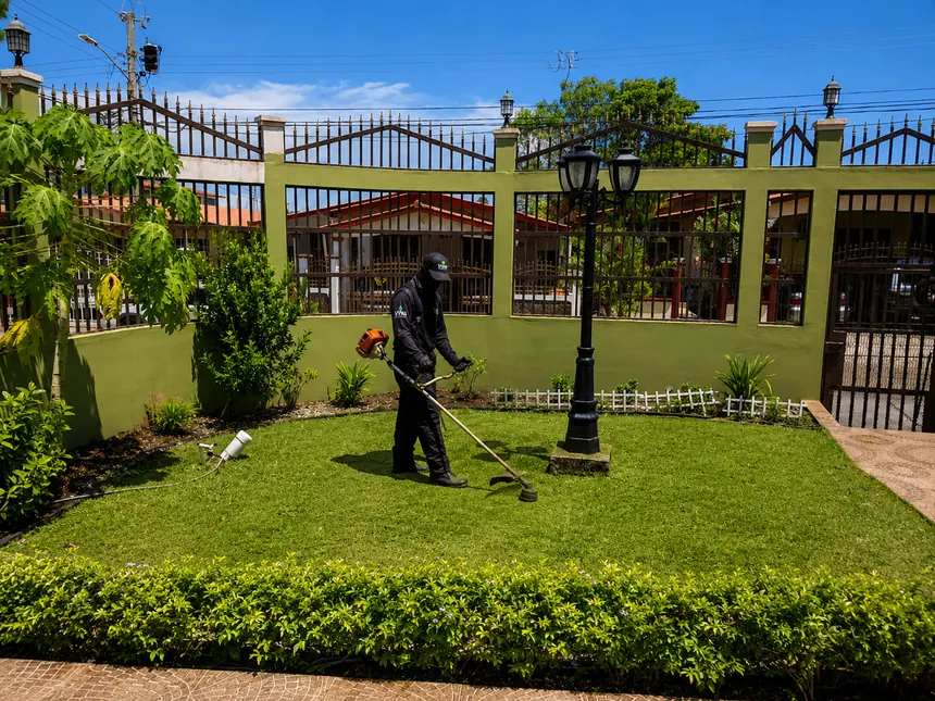 Mantenimiento de césped y jardín ornamental — Residencia privada
