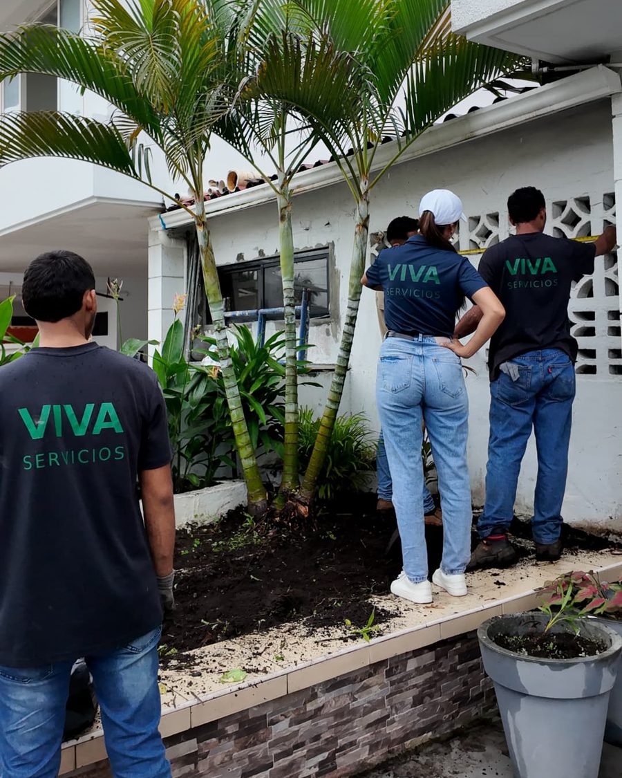 Equipo VIVA trabajando en el jardín de una residencia